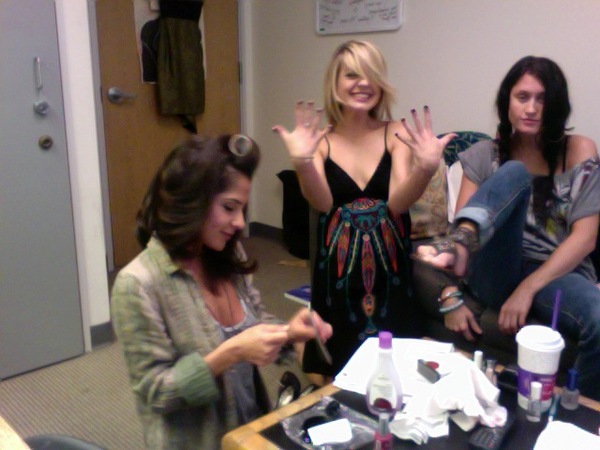 Kirsten Storms and Kelly Monaco go girly and did their nails